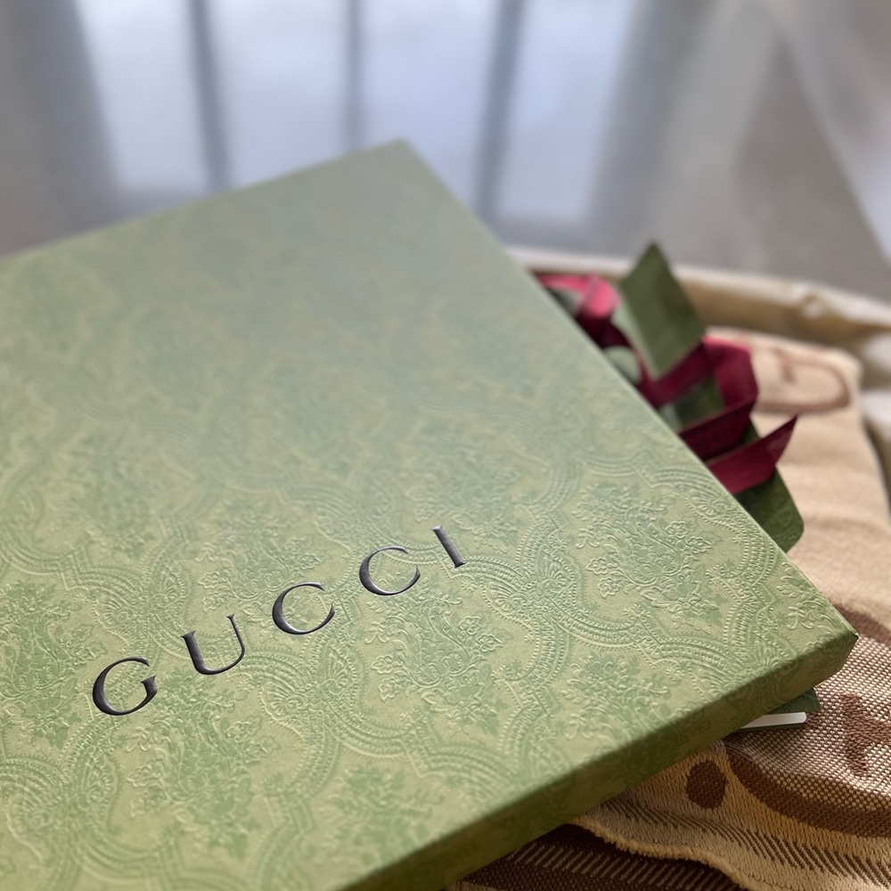 100% Authentic Gucci Scarf 45x195 are the dimensions